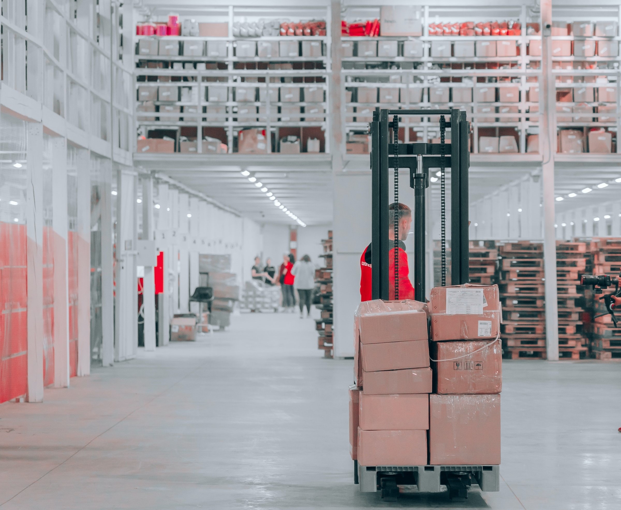 Schnittstellen zur Lager-verwaltung und zum Tracking