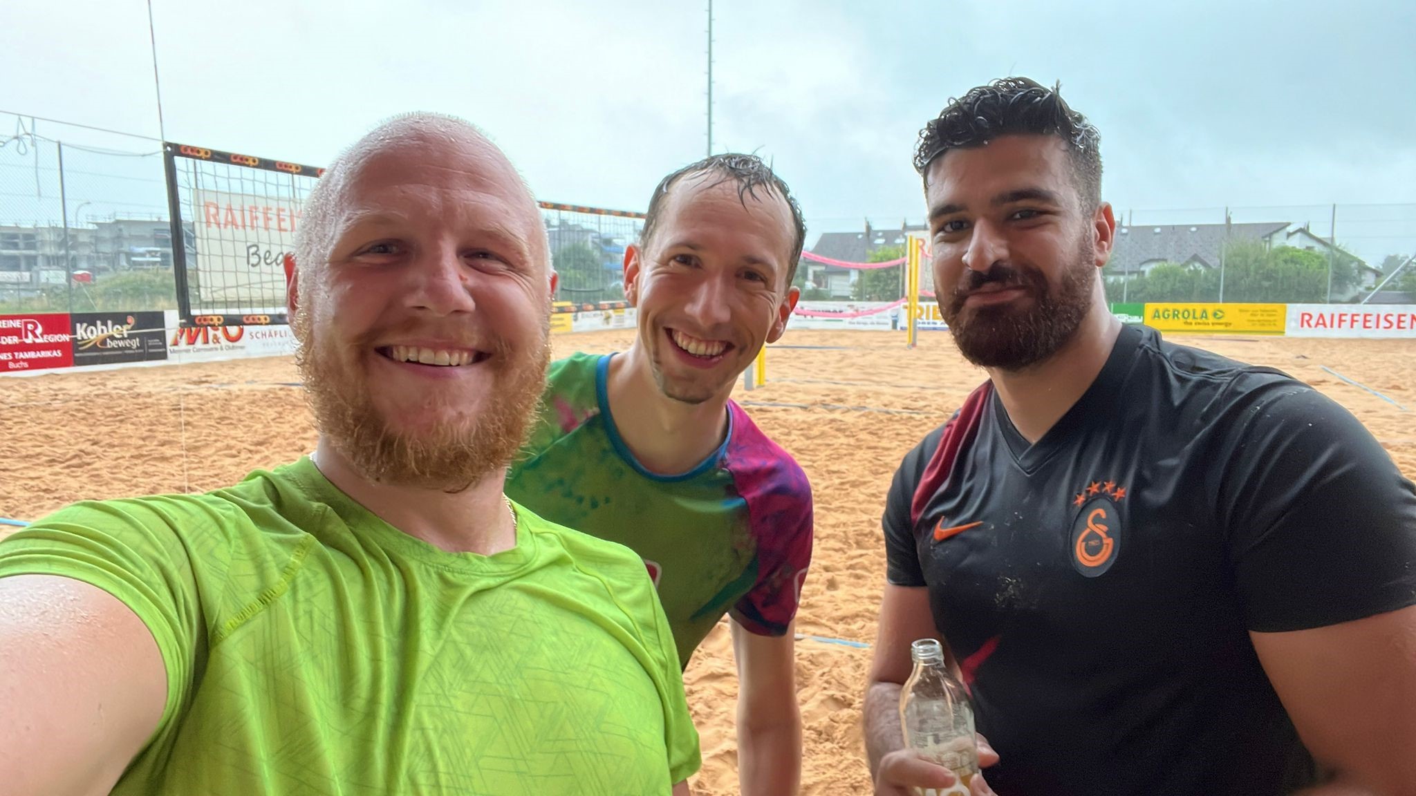 2sic versucht sich beim Beach-Volleyball